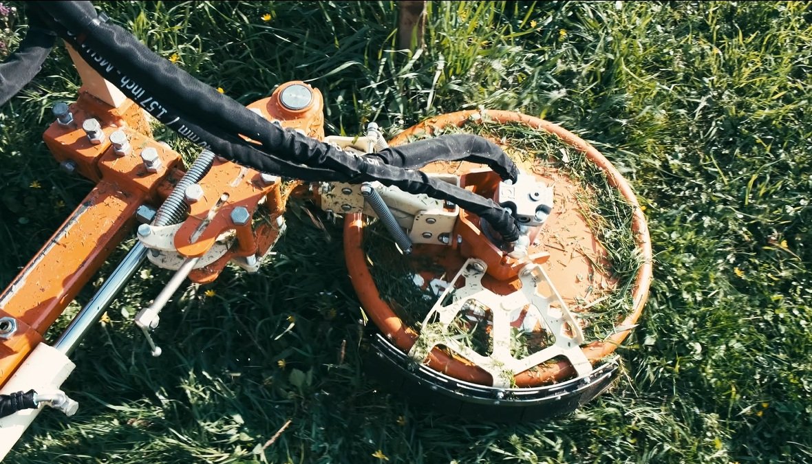 Výkyvná jednotka umístěná na rámu BRAUN UKR + jako pracovní nástroj je na jednotce umístěna vyžínací sekce. Traktory s omezeným počtem hydraulických okruhů a oleje tak mohou snadno provozovat pracovní nástroje.
