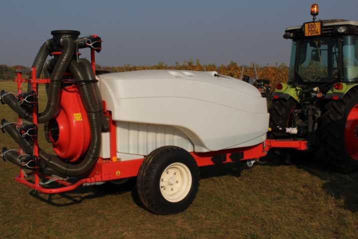 Tažený rosič UNIGREEN Airdrop T16 připojený za traktor