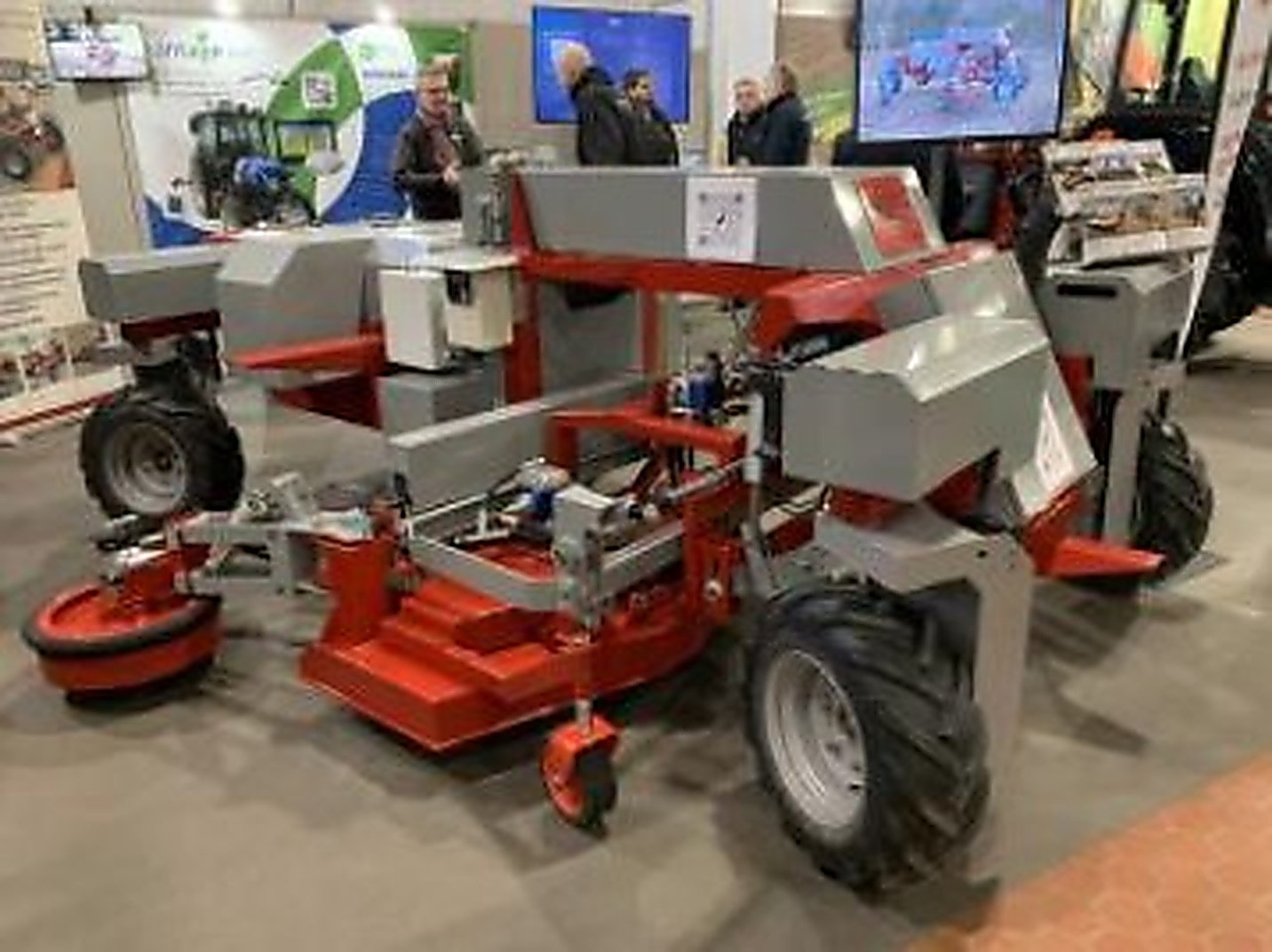 RoboCut360 se sekačkou pro meziřadí a vyžínací sekcí pro příkmenný pás.