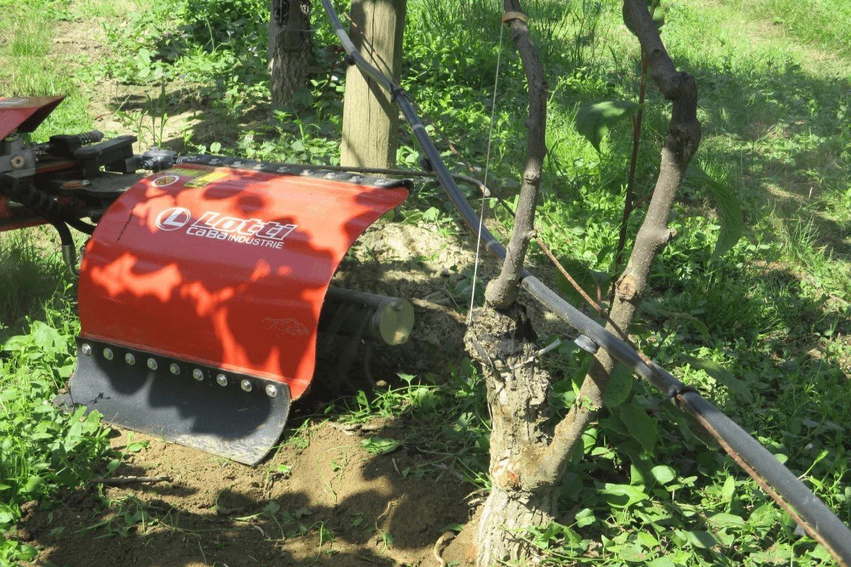 Sekce díky hydraulickému vyklápění zajede dokonale mezi kmeny