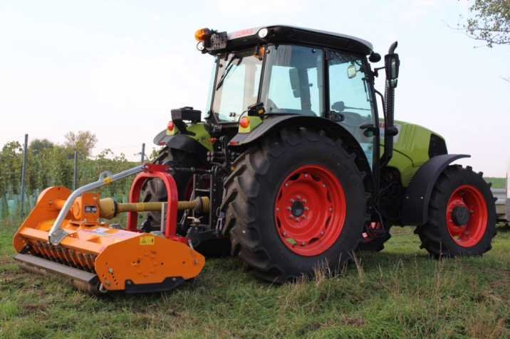 Traktor s mulčovačem připravený na servis Traktor s mulčovačem připravený na servis