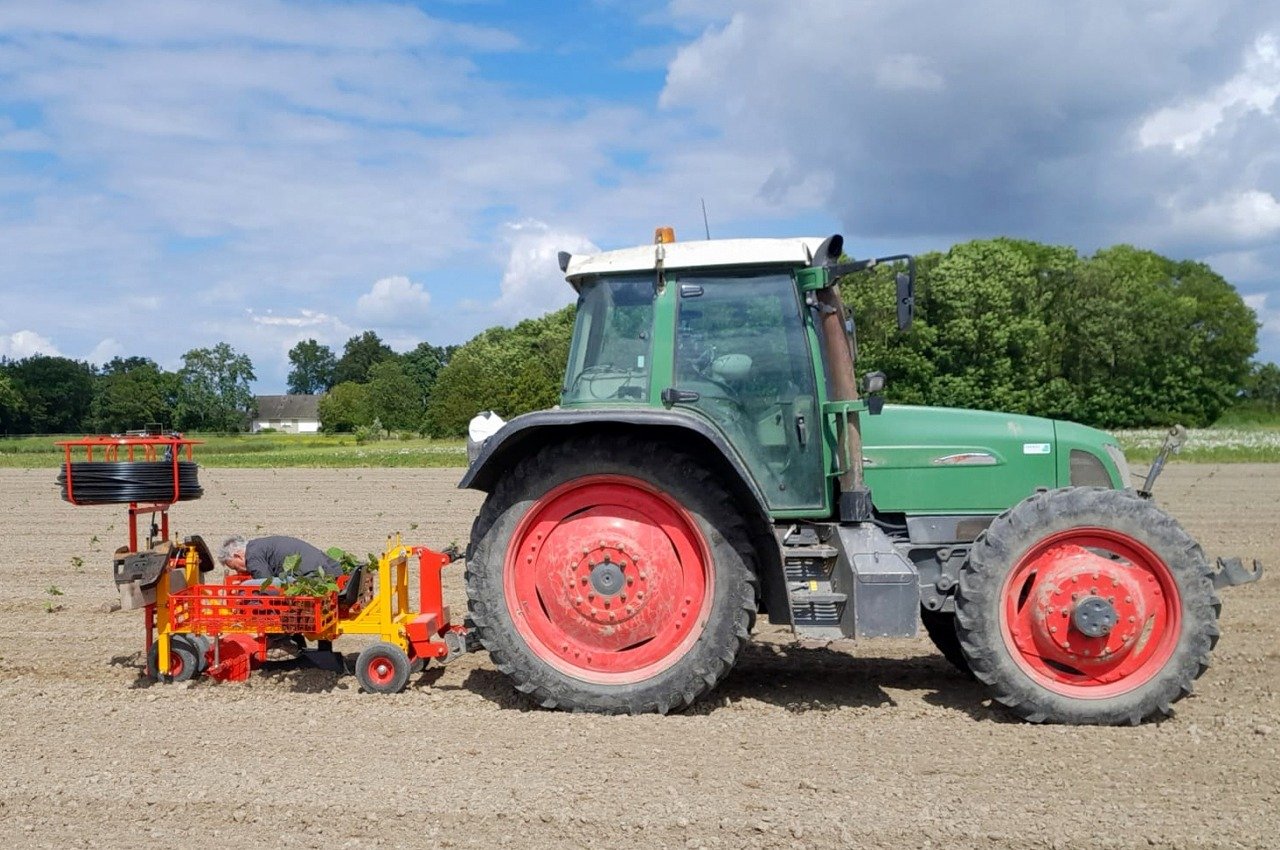 PL-10 se současným pokládáním zavlažovací hadice