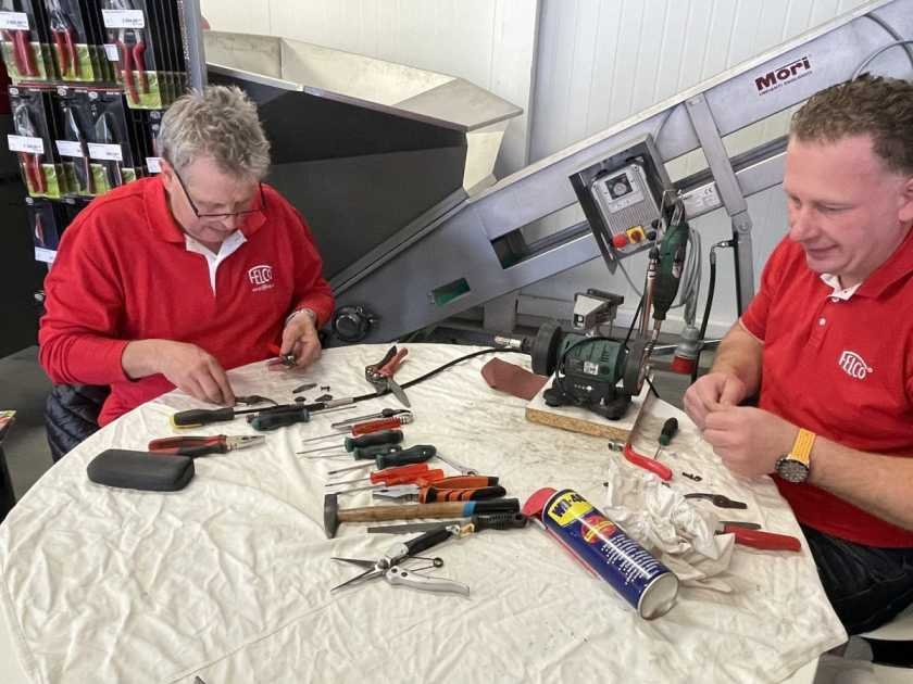 Servisní technici při opravě a údržbě zemědělského stroje