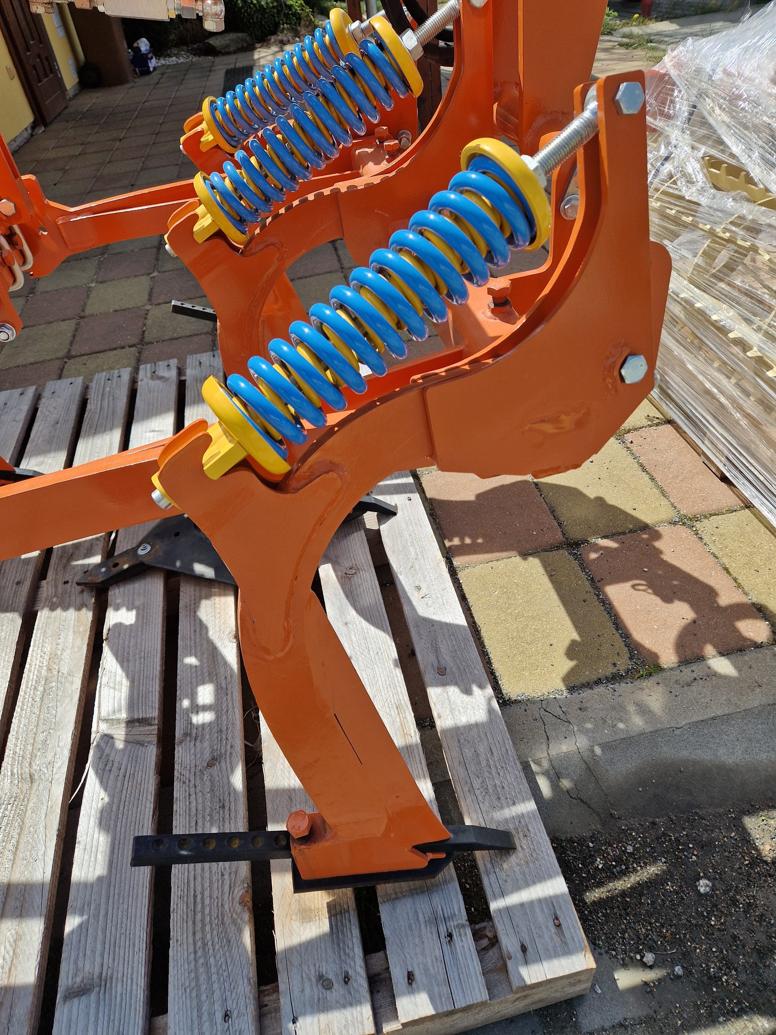 Detail pružinového uložení slupic kultivátoru Braun Acticult