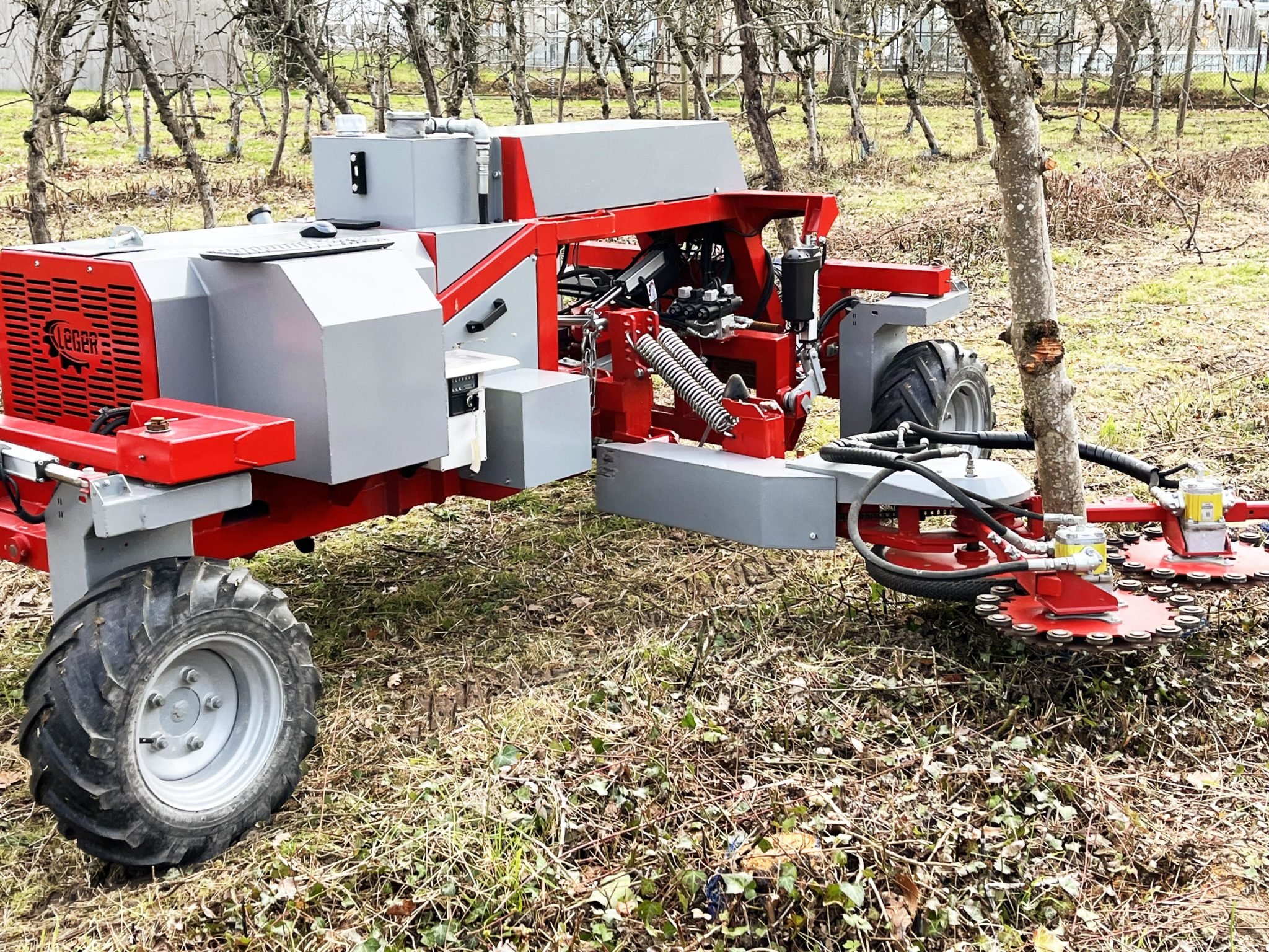 RoboCut360 s hlavicí EcoCut360 pro odřezání výmladku okolo kmenů.