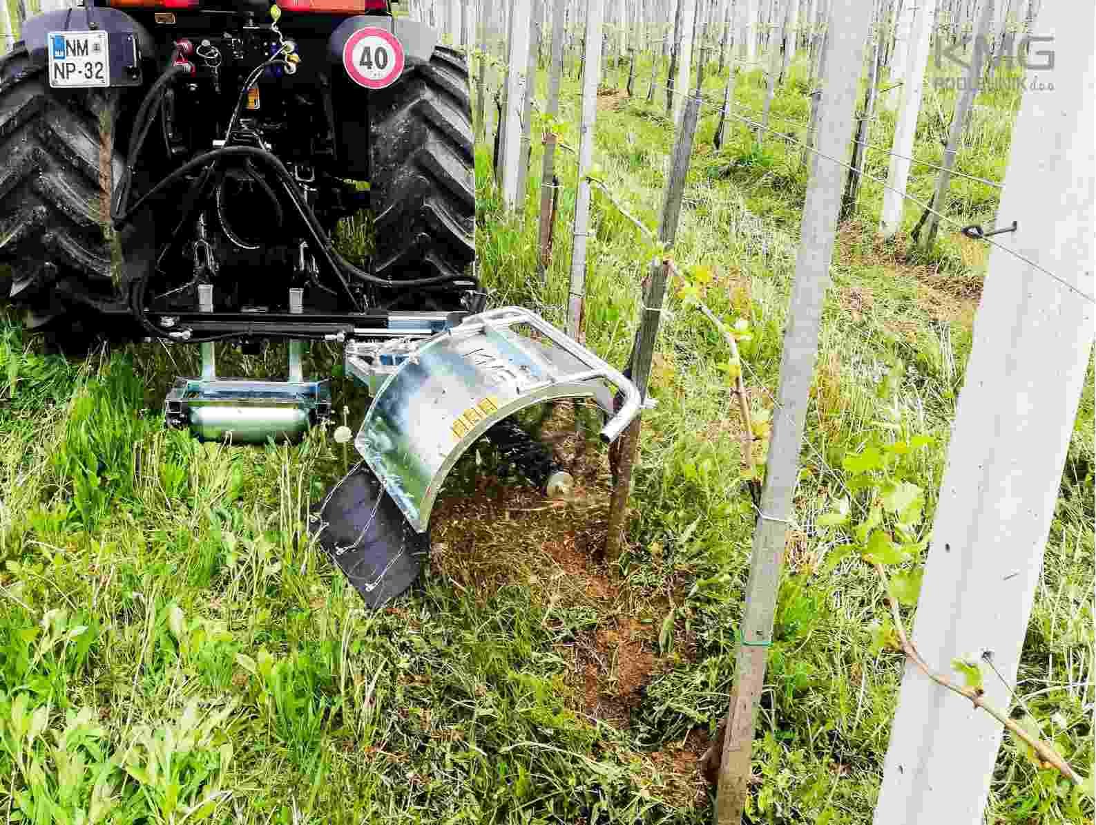 Ometací sekce při práci ve vinici připojená za traktorem