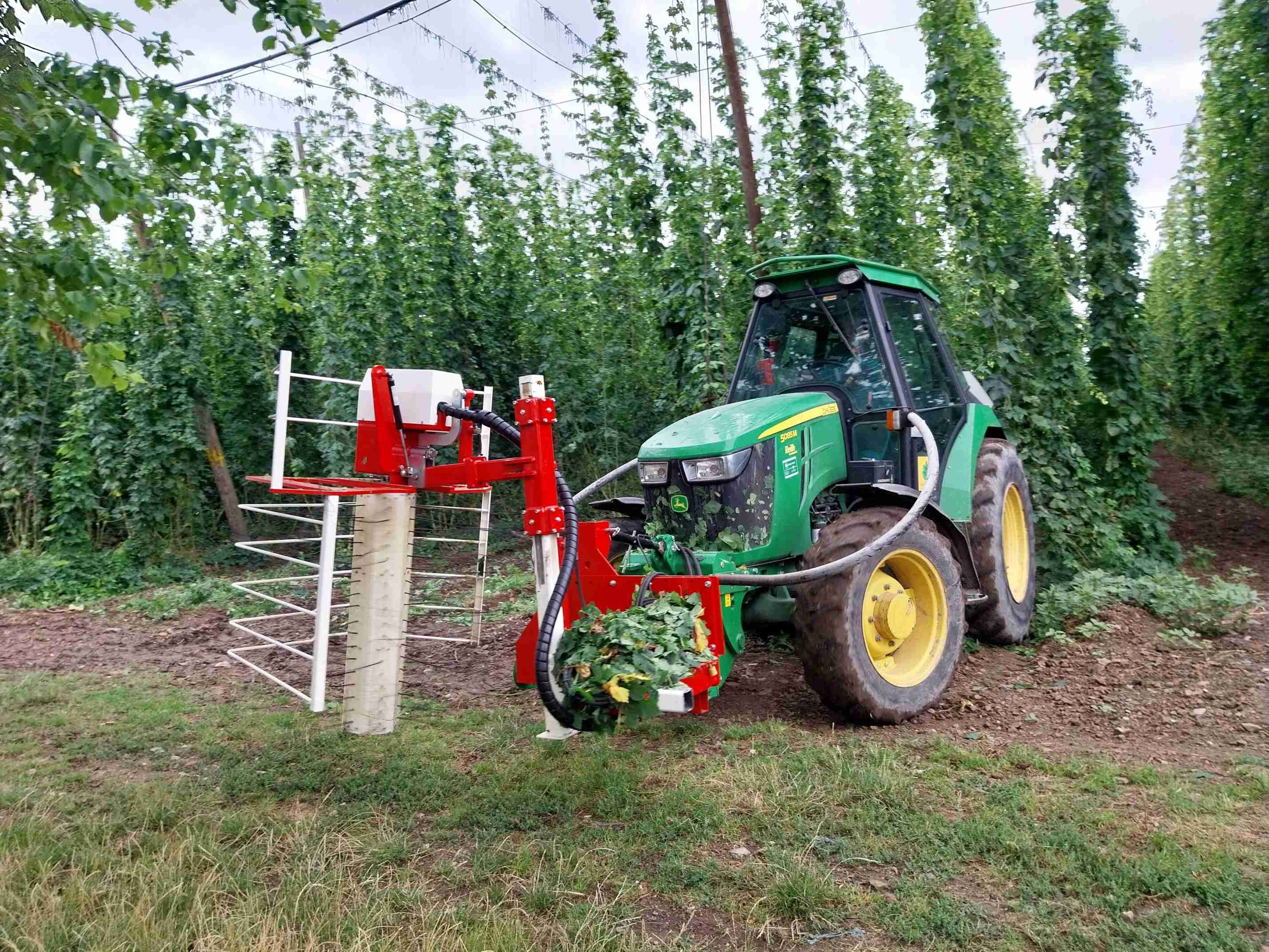 Stroj Herkules pro odstranění přebytečných výhonků a listů ve chmelu