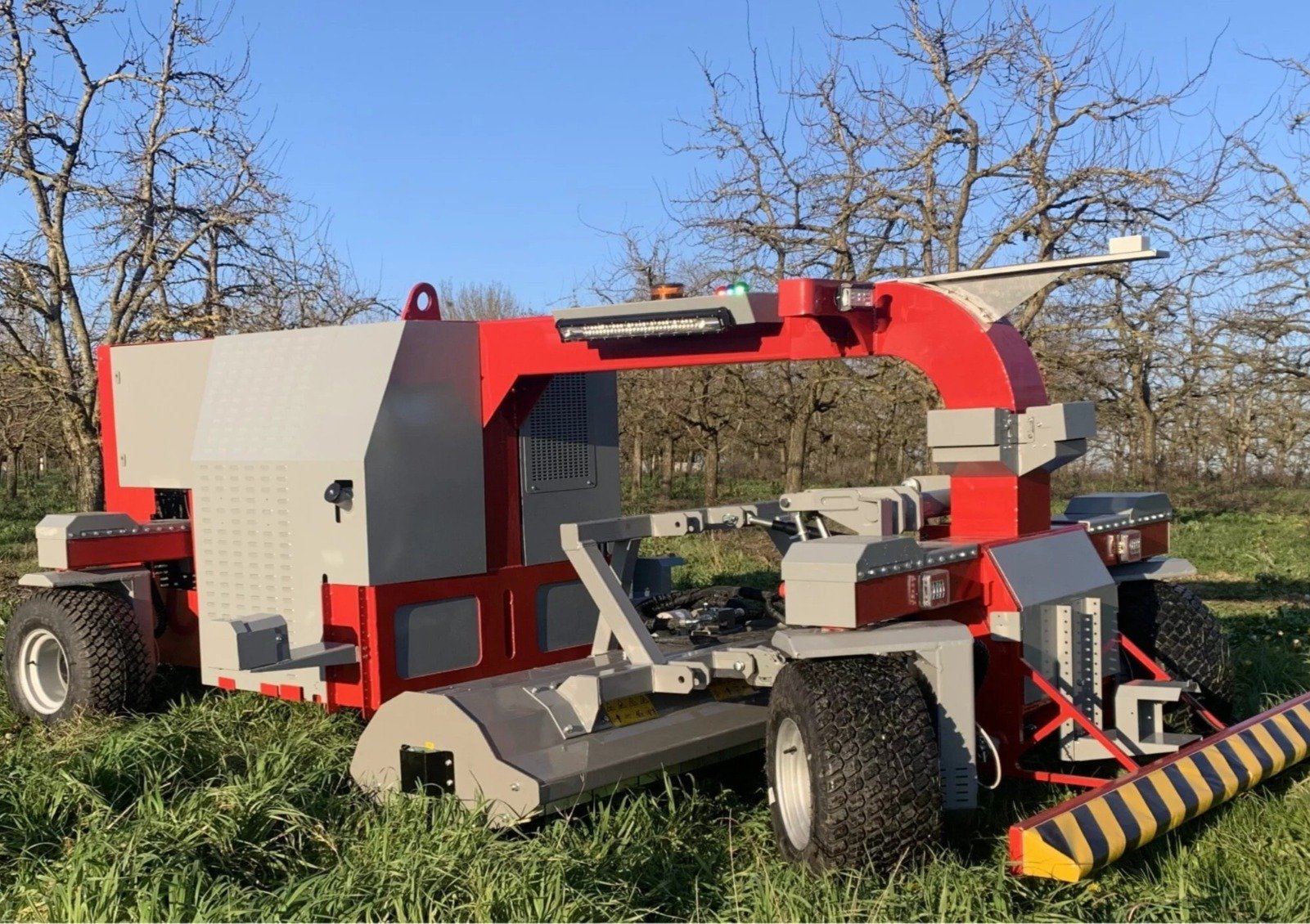 RoboCut360 s mulčovačem pro drcení porostu a větví v měziřadí.